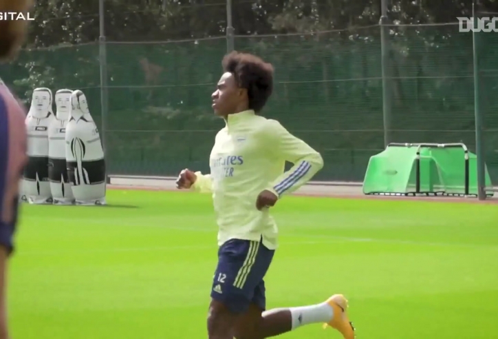 VIDEO: Buổi tập đầu tiên của cựu sao Chelsea trong màu áo Arsenal