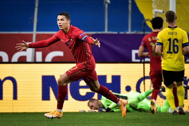 Ronaldo lập cú đúp siêu phẩm, Bồ Đào Nha hạ đẹp Thụy Điển