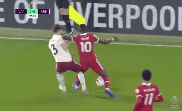 Mane thoát thẻ đỏ sau pha đánh vào mặt cầu thủ Arsenal