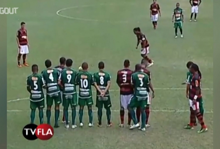 VIDEO: Ronaldinho đá phạt khiến thủ môn đứng nhìn