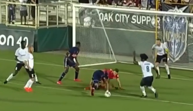 VIDEO: Hàng loạt cầu thủ sút mãi không vào như một trò đùa