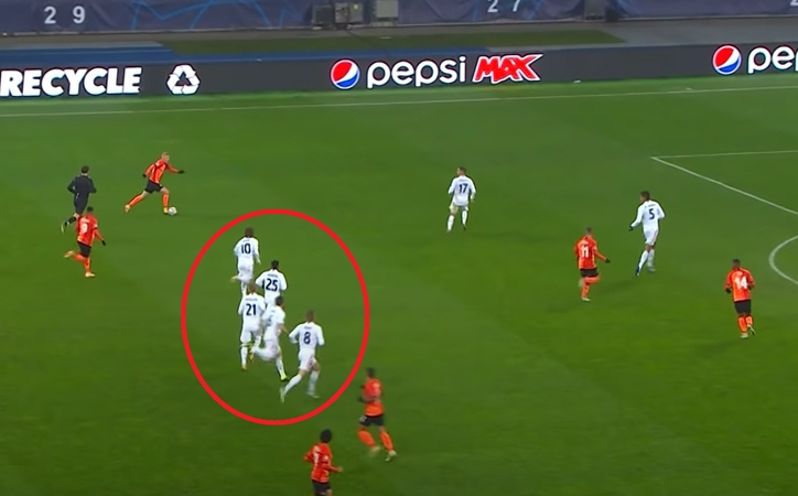 Pha phòng ngự 'đi vào lòng đất' của 5 cầu thủ Real Madrid