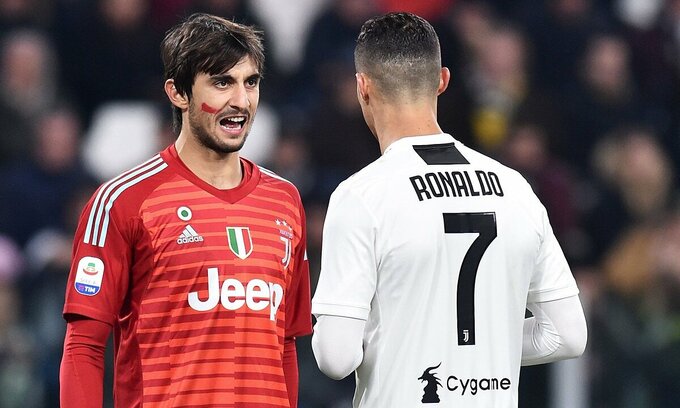 Ronaldo bị đồng đội cũ coi thường vì 'không biết sút phạt'