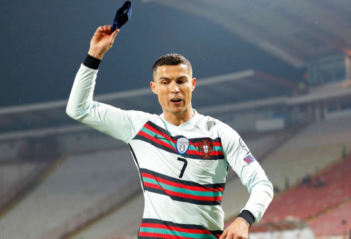 Ronaldo giận dữ ném băng đội trưởng vì mất bàn thắng mười mươi