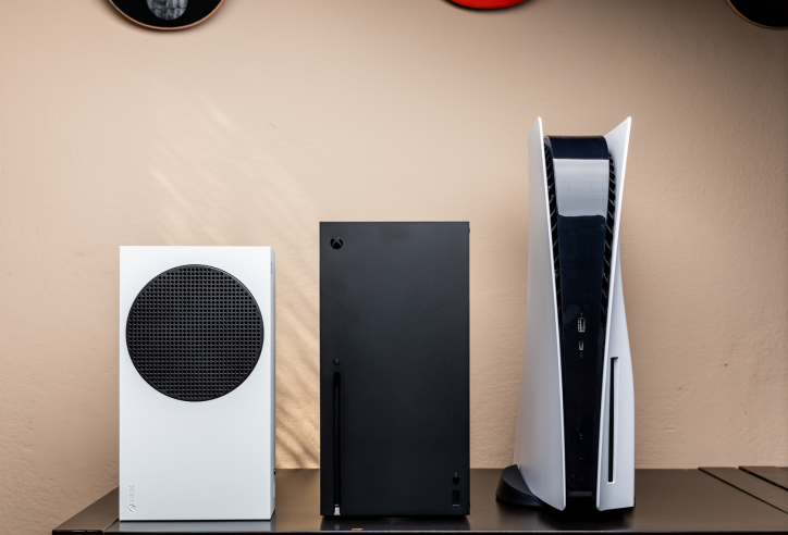 So sánh 'ngoại hình' của PS5 và Xbox series X