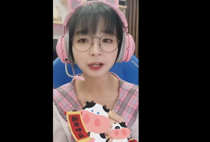 Nữ streamer Liên Quân - Mèo 2k4 xin lỗi fan trên livestream sau sự cố lộ clip