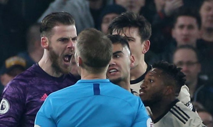 MU sắp bị phạt vì 'quây' trọng tài trong trận Liverpool