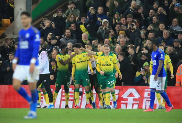 Đội cuối bảng thắng ngoạn mục cựu vương Leicester