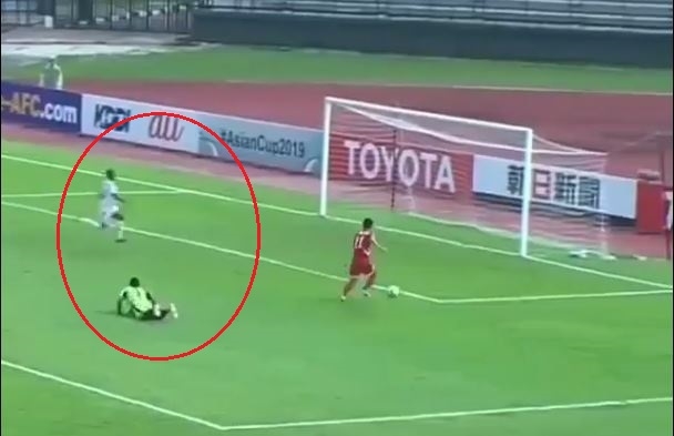 VIDEO: Thủ môn ngáo ngơ gặp tiền đạo 'gà' và cái kết