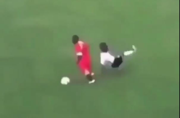 VIDEO: Truyền nhân Zidane xuất hiện ở giải bóng đá cho người tí hon