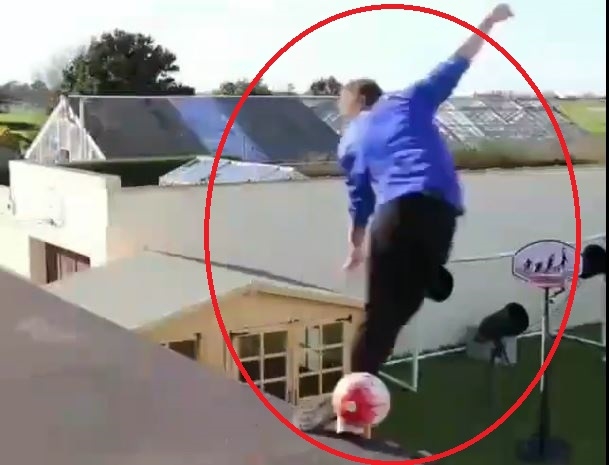 VIDEO: Sấp mặt vì biểu diễn kỹ thuật của Ronaldo trên... mái nhà