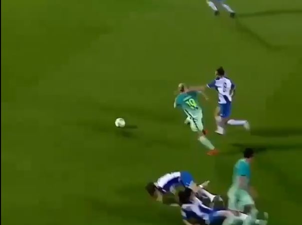 VIDEO: Cầu thủ nữ lập siêu phẩm solo 70m như Son Heung-min 