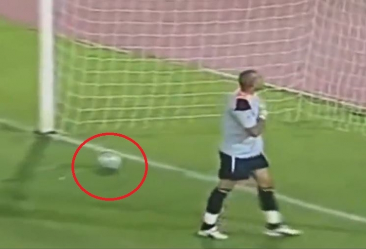 HI HỮU: Thủ môn 'quẩy sớm' khi đẩy được penalty và kết cục bẽ bàng