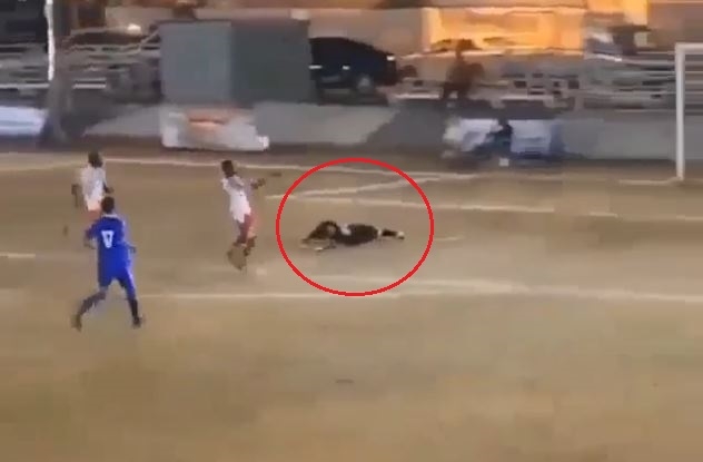 VIDEO: Thủ môn giả chết khiến 2 tiền đạo đối phương bỏ lỡ khó tin