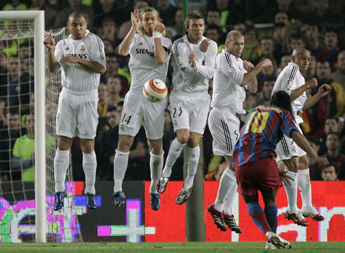 VIDEO: Ronaldinho đối đầu 'Dải ngân hà' của Real  trên chấm đá phạt