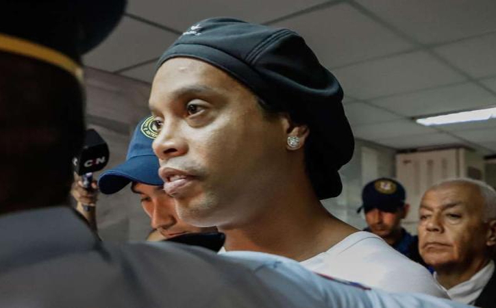 Ronaldinho tiếp tục nhận tin dữ trong tù