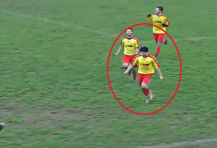 VIDEO: Màn ăn mừng đau đớn và điên loạn nhất lịch sử bóng đá