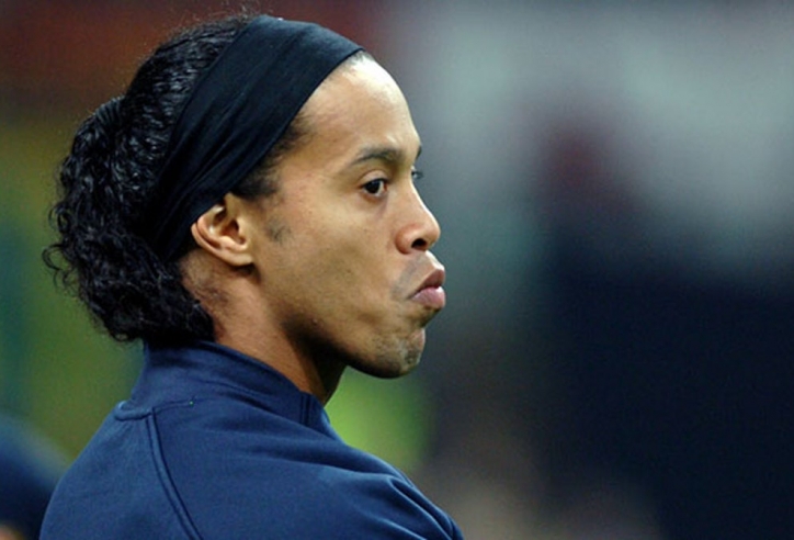 Ronaldinho nhận quà sốc từ đồng đội cũ