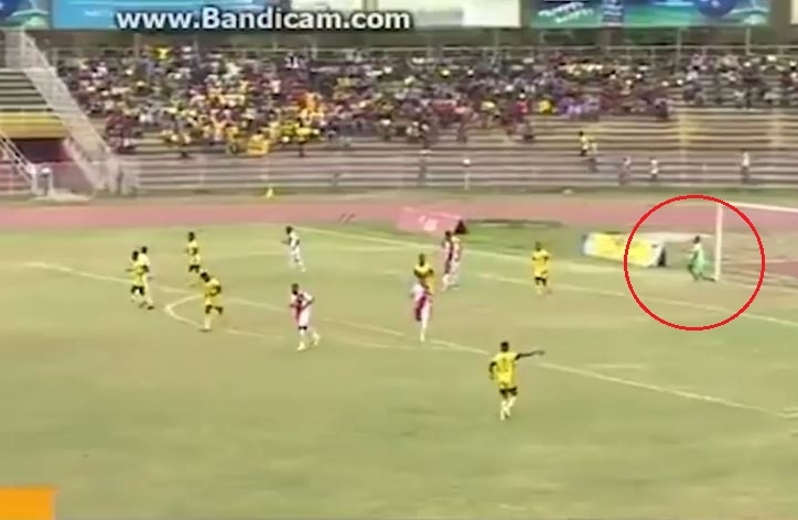 HI HỮU: Thủ môn 'quáng gà' nhìn nhầm khung thành và cái kết