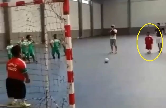 VIDEO: Cầu thủ cao chưa đầy 1m lập siêu phẩm penalty siêu đỉnh
