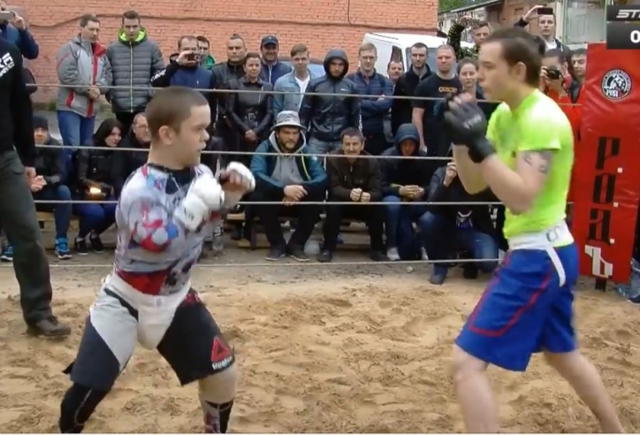 Võ sĩ tí hon bất ngờ đánh bại cao thủ MMA bằng tuyệt chiêu cực hiểm