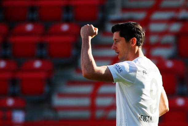 Lewandowski tỏa sáng, Bayern xây chắc ngôi đầu