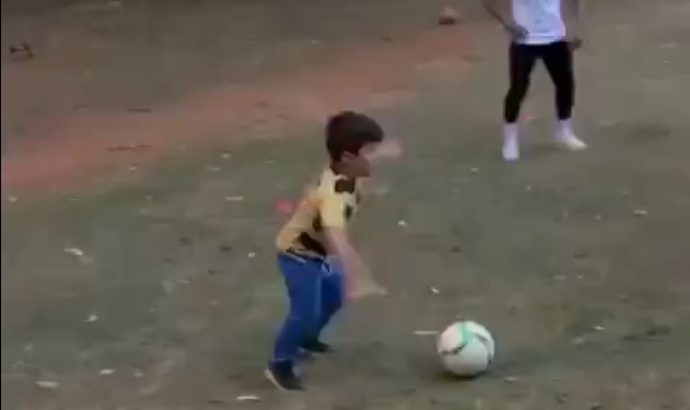 VIDEO: 'Tiểu Ronaldinho' gây sốt với tuyệt kỹ 'nhìn rau gắp thịt'