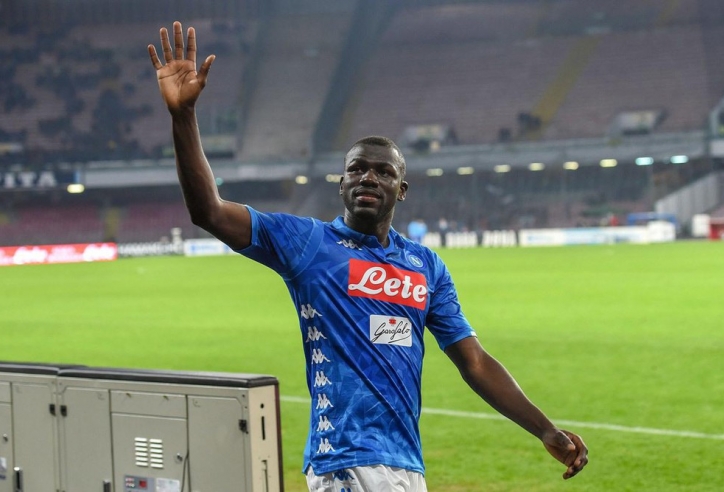 Napoli chốt giá bán siêu trung vệ với MU