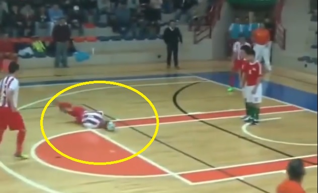 VIDEO: Giả vờ ngã, cầu thủ tạo pha phối hợp ghi bàn để đời