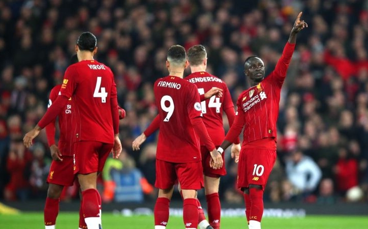 Liverpool xô đổ hàng loạt kỉ lục trong ngày đăng quang