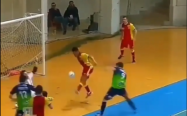 VIDEO: Dùng 3 cú chạm bóng, cầu thủ lừa cả đội bạn để lập siêu phẩm