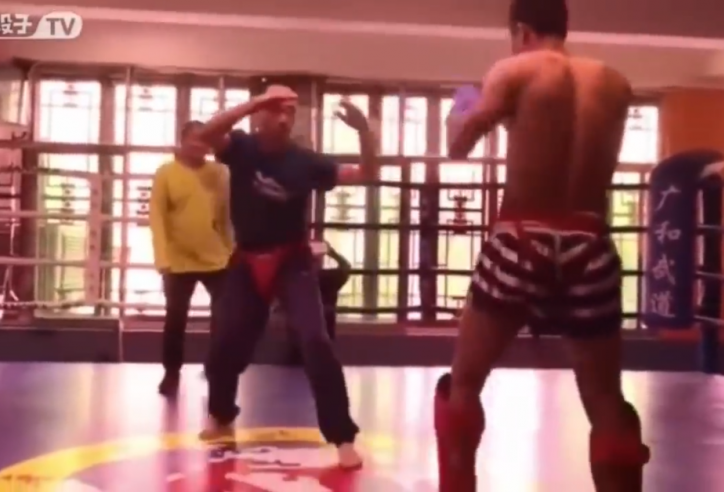 VIDEO: Cao thủ Thái Cực bị đánh như trẻ con trước võ sĩ hậu bối