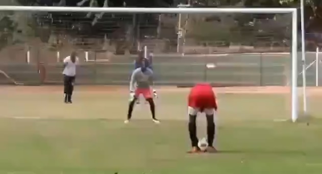 VIDEO: Bắt bài penalty không thành công và cái kết siêu hài hước