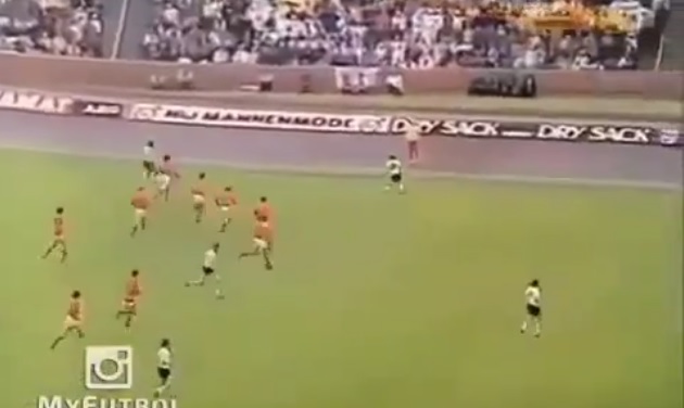 VIDEO: 'Ngã ngửa' trước chiến thuật cực dị của ĐT Hà Lan năm 1970