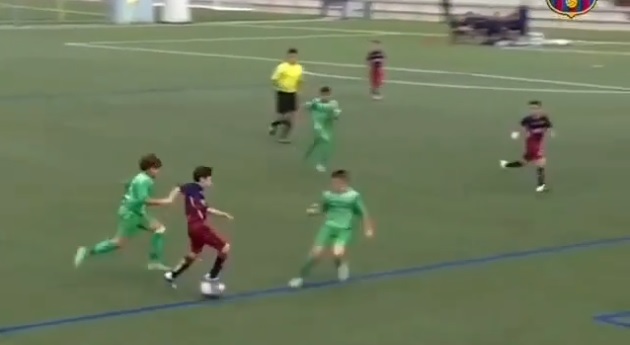 VIDEO: Lứa trẻ Barca ghi siêu phẩm đúng 'đặc sản' La Masia