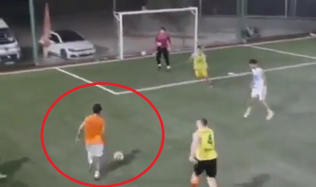 VIDEO: Dùng kỹ thuật như 'gà mờ', cầu thủ lừa qua cả đội bạn