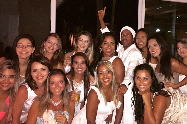 Sát ngày tự do, Ronaldinho bị cáo buộc 'thác loạn' với nhiều chân dài