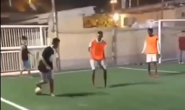 VIDEO: 'Múa' skill trước cầu thủ cục súc nhất trên sân và cái kết