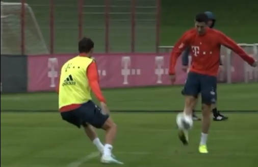 VIDEO: Lewandowski ghi bàn thắng cực khó tin trên sân tập