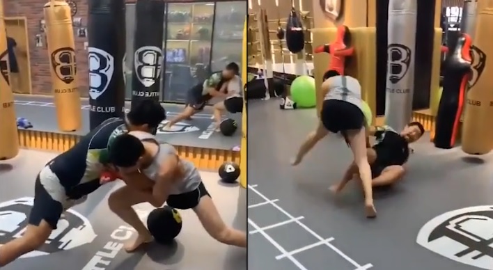 VIDEO: Từ Hiểu Đông dễ dàng bị thiếu niên 15 tuổi quật ngã