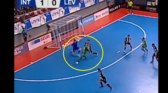 VIDEO: Choáng ngợp trước pha làm bàn 1 chạm khó tin nhất lịch sử