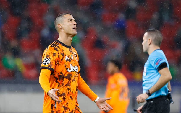 Ronaldo bị chỉ trích không tôn trọng HLV và đồng đội