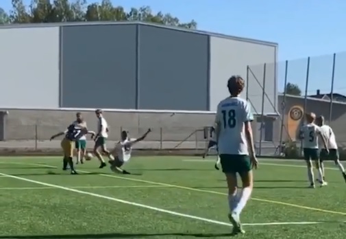 VIDEO: Sao nghiệp dư ghi siêu phẩm rabona giữa rừng hậu vệ