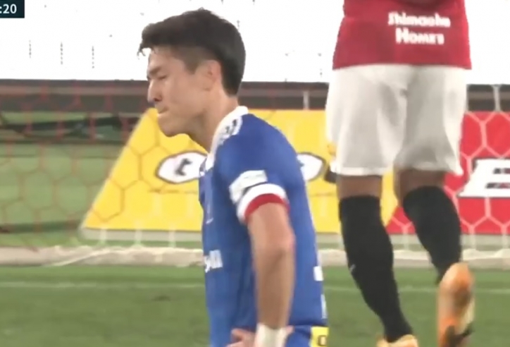 VIDEO: Thủ môn Nhật xử lý 'ăn hại' khiến đồng đội trở thành tội đồ