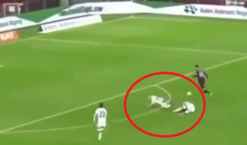 VIDEO: Bộ ba hậu vệ phòng ngự theo kiểu 'thách thức danh hài'