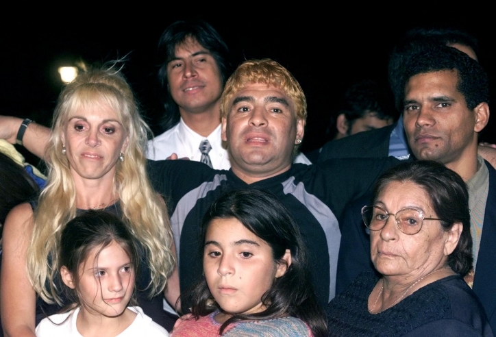 Người thân Maradona 'đấu đá' vì khối tài sản khổng lồ