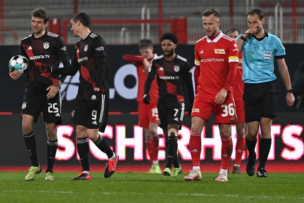 Bayern may mắn thoát thua trên sân khách