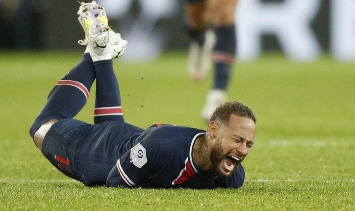 Neymar rơi nước mắt sau pha triệt hạ của đối thủ