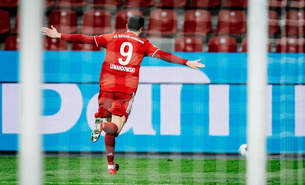 'The Best' Lewandowski giải cứu Bayern trên sân khách