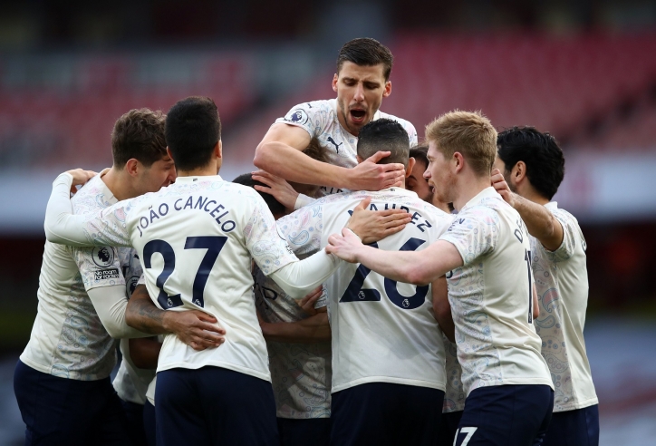 Hạ Arsenal, Man City băng băng về đích